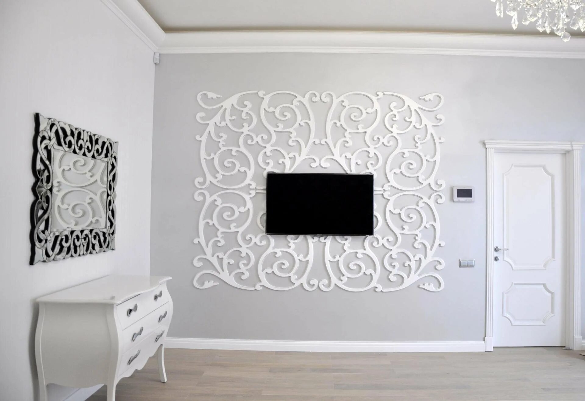 Вырез стены. Орнамент на стене в интерьере. Декор стен из пенопласта. Декоративное панно на стену. Ажурное панно на стену.