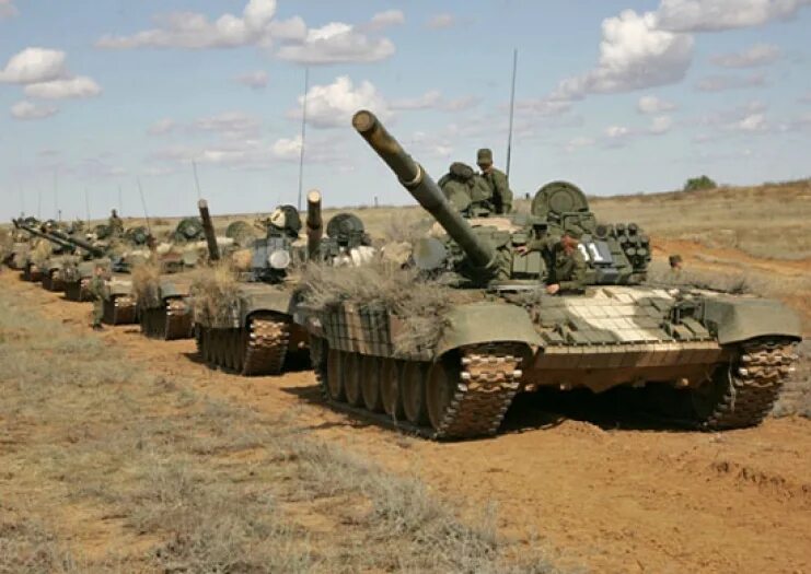 Tank start. Ашулук боевой полигон учения центр 2011. Танковый полигон. Танковые учения. Танки на полигоне.