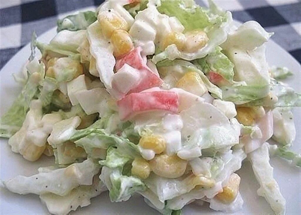 Салат с крабовыми палочками и пекинской капустой. Салат пекинка крабовые палочки. Салат кукуруза пекинка крабовые. Салат с пекинской капустой и крабовыми палочками и кукурузой. Салат кукуруза пекинка крабовые.