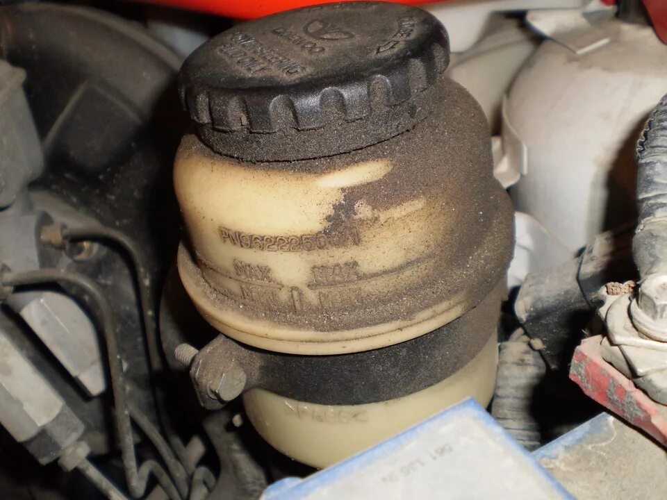 Mazda 3 жидкость гур. Гур давит масло. Гур давит масло. Выдавило жидкость гур из бачка. Выдавило масло из горловины мерседес 190е.