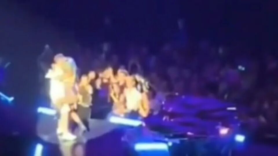 Ольга бузова упала со сцены. Упал на сцене. Казусы на сцене. Упала со сцены видео. Мадонна 2006 ноги.