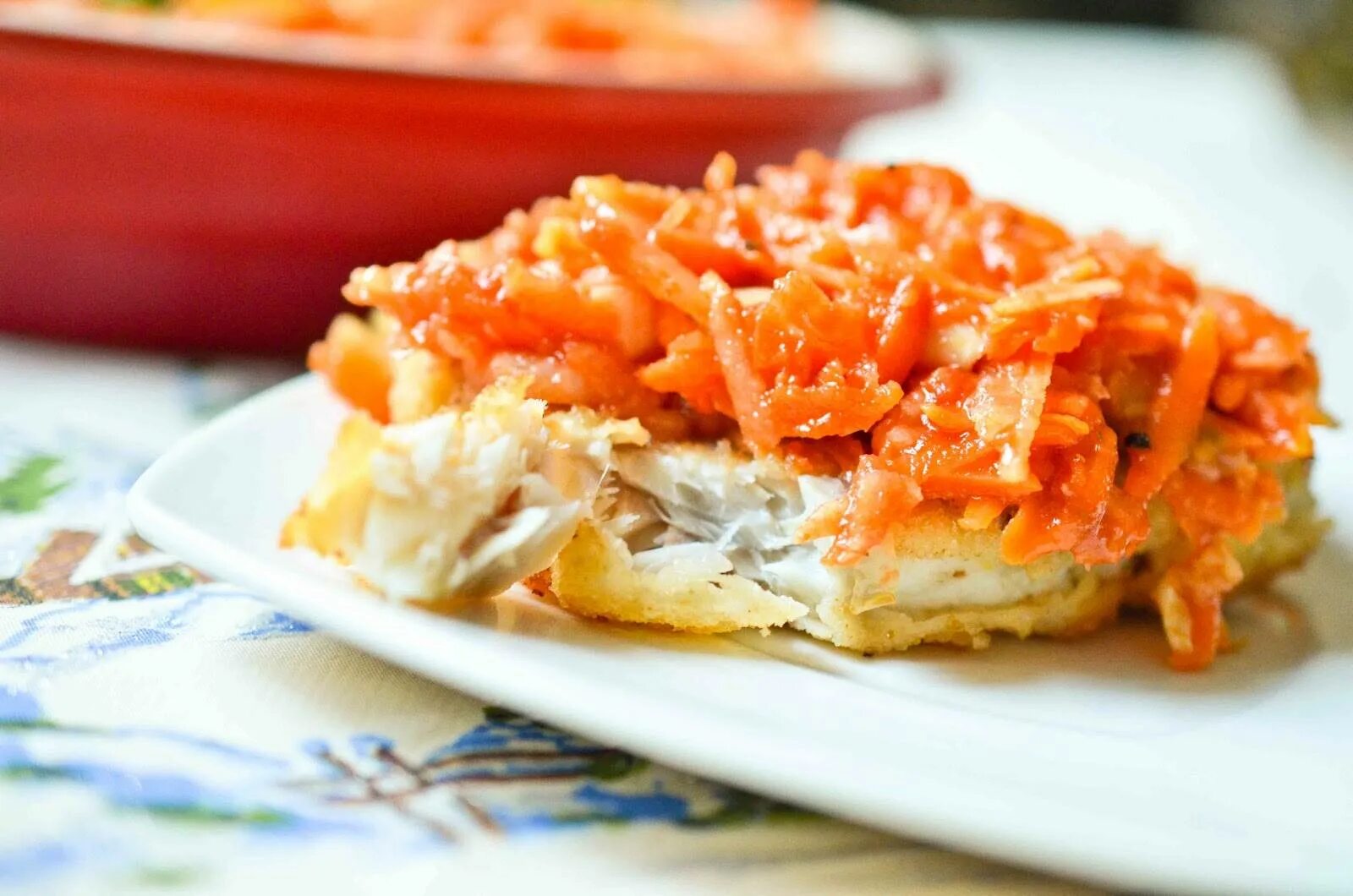 Жареная рыба под маринадом. Салат хе с курицей. Рыба под маринадом из моркови и лука с томатной пастой. Куриное филе с морковкой и луком. Филе морковь лук.