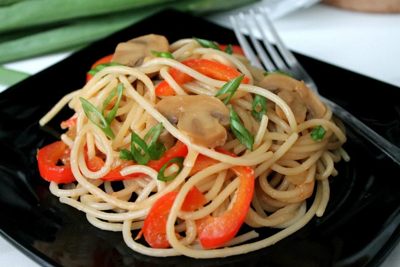 Спагетти с овощами. Спагетти с овощами и соевым соусом. Спагетти в соусе с овощами. Спагетти с овощами и грибами.