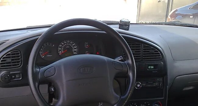 Спидометр опель астра 2003. Индикаторы на панели приборов киа спектра. Kia spectra скорость 220 км. Kia spectra 2007 приборная панель. Спектра тахометр.