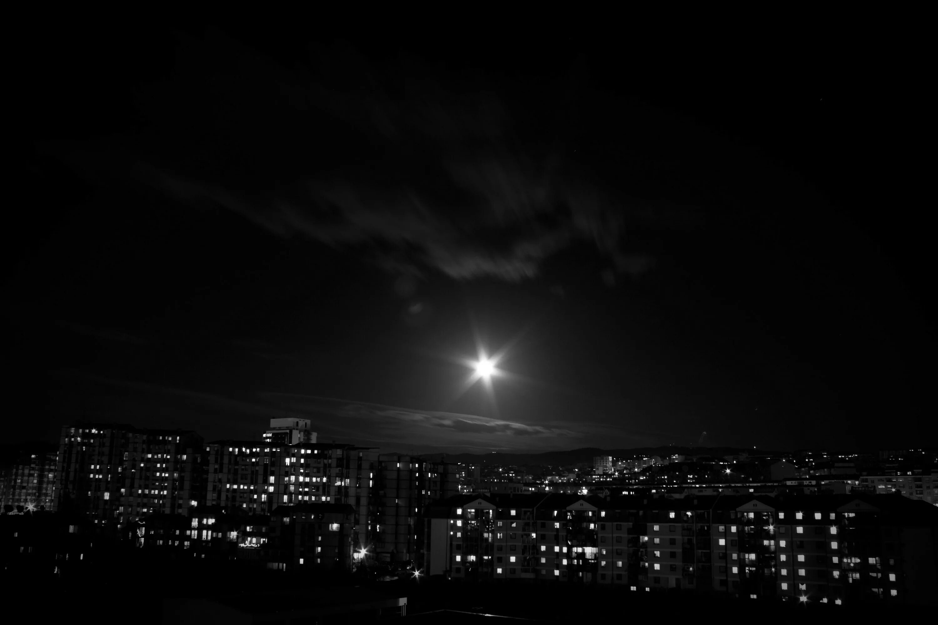 Темнота россия. Ночное небо в городе. Ночь над городом. Темно енбео над городом. Ночное городское небо.