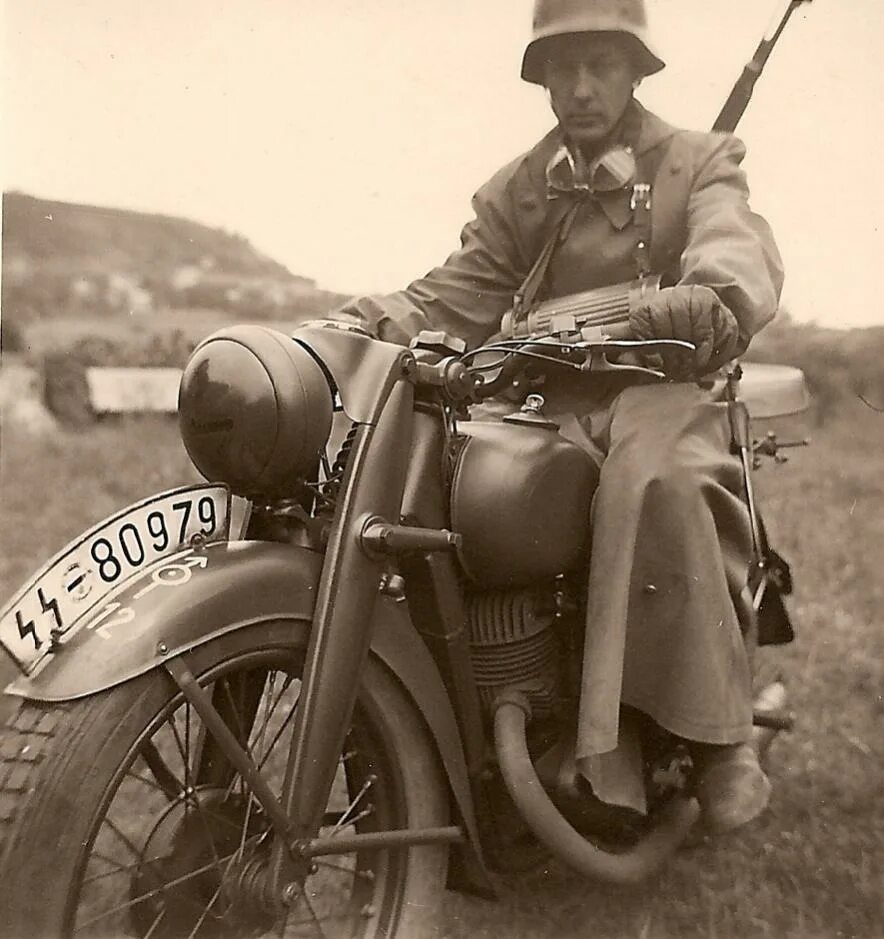 Мотоциклы второй мировой. Triumph 1940 мотоцикл Вермахт. ДКВ 350 мотоцикл Вермахт. BMW мотоциклы рейха 1939. Мотоциклы вермахта второй мировой войны.