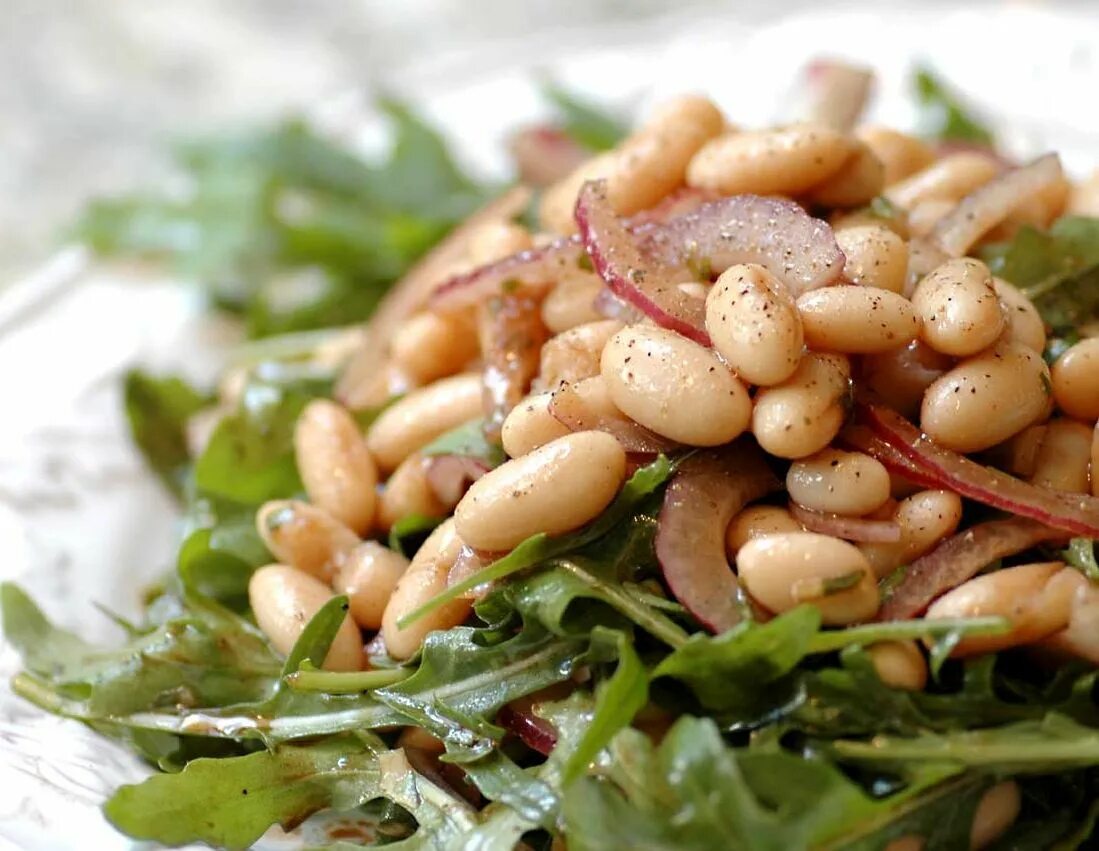 Салат из белой фасоли. Фасоль стручковая отварная. Спаржевая фасоль вареная. Салат с фасолью и зеленью. Блюда из бобовых.