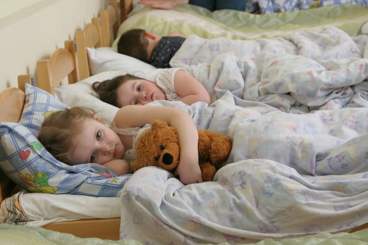 Тихий час прошел. Дети спят в садике. сон в детском саду. детки спят в детском саду. сон час в детском саду.