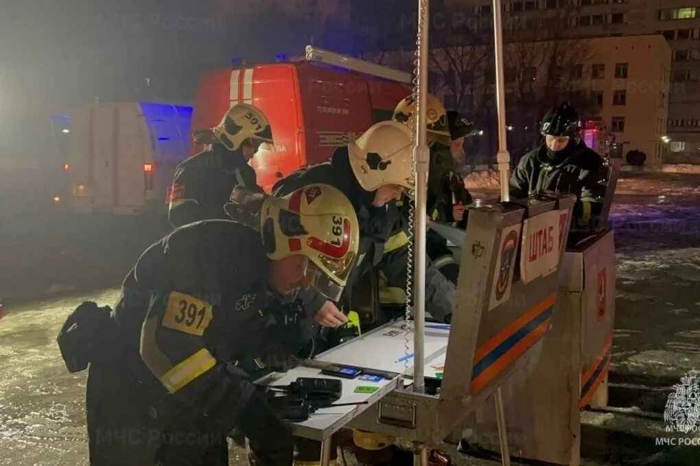 Пожар 4 декабря. Пожарные Москвы. МЧС тушит пожар. Пожар в Москве. Московский пожар.