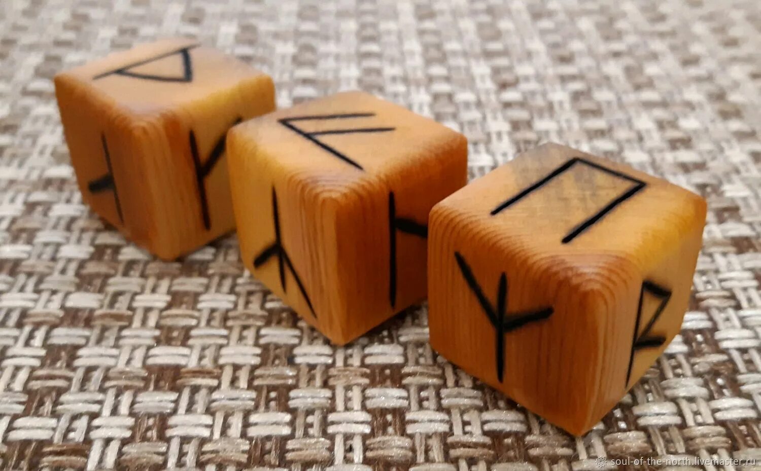 Руны ютубе. Руны трехрунный расклад. Формы для рун. Рунические амулеты. Руны обереги.