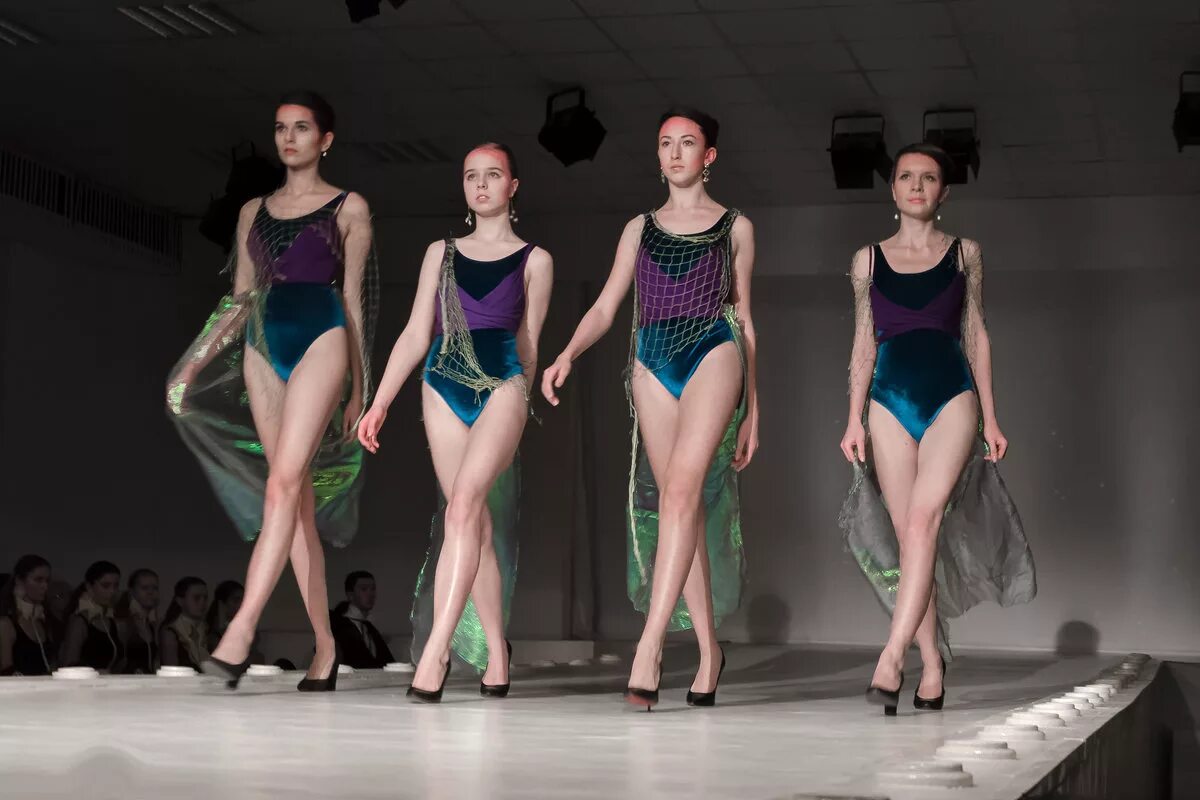 Модельные агентства модели. Девушка на подиуме. Модельные агентства модели. Модели. Фотомодели на подиуме.