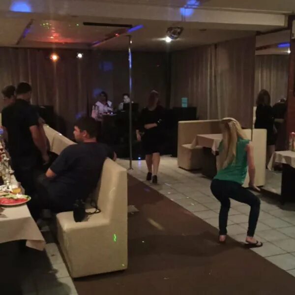 Кафе виолет эжва. Бар восьмерка эжва. Сыктывкар бар виолет. Космонавтов 13 сыктывкар. Клуб виолет эжва.