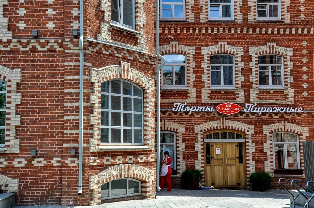 фирменный магазин большевик. магазин фабрики большевик. кондитерская фабрика большевик. магазин большевик внутри. немецкий магазин большевиков 4.