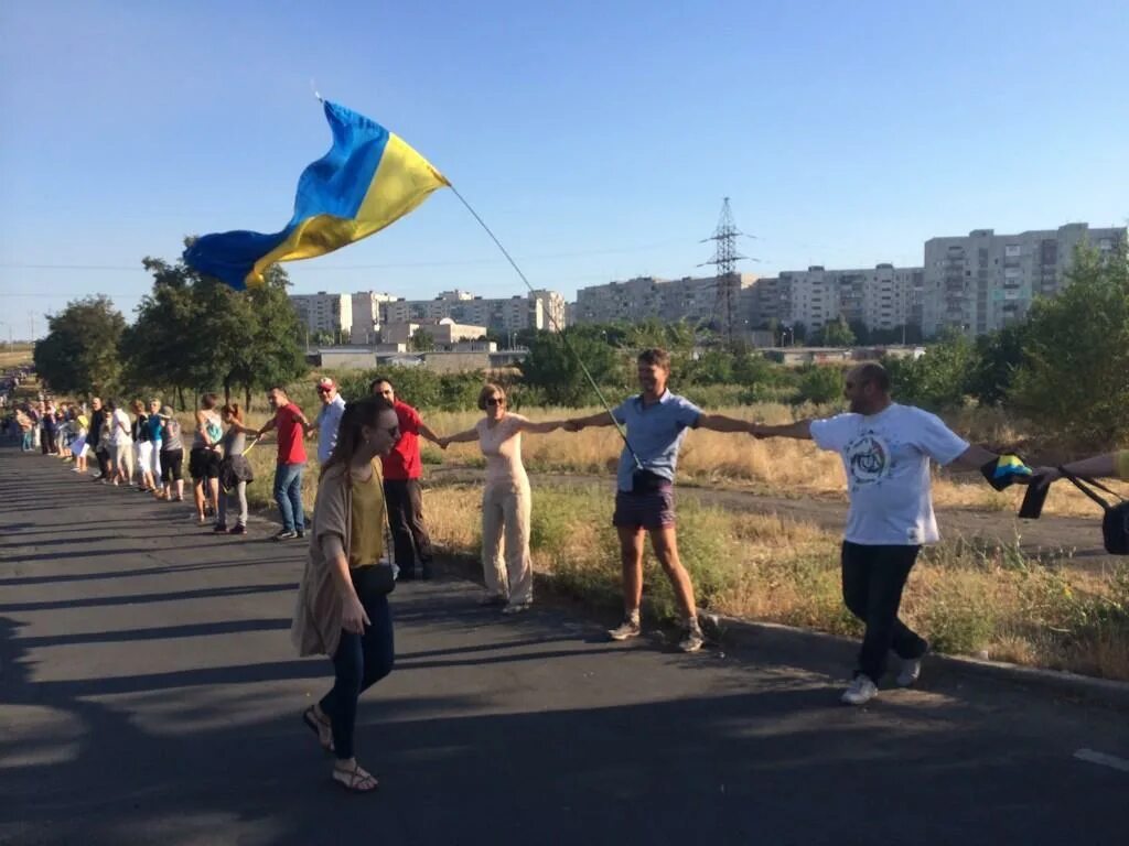 Мариуполь окружен. Отношения к русским в Мариуполе. Мариуполь голоса. Символ украинского Мариуполя.