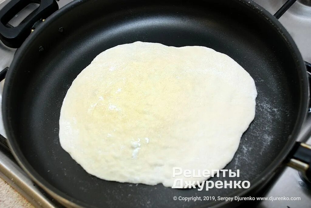 Тесто для жарки на сковороде. Тесто на сковороде. жареное тесто на сковороде. японское тесто на сковороде. обжарка теста.