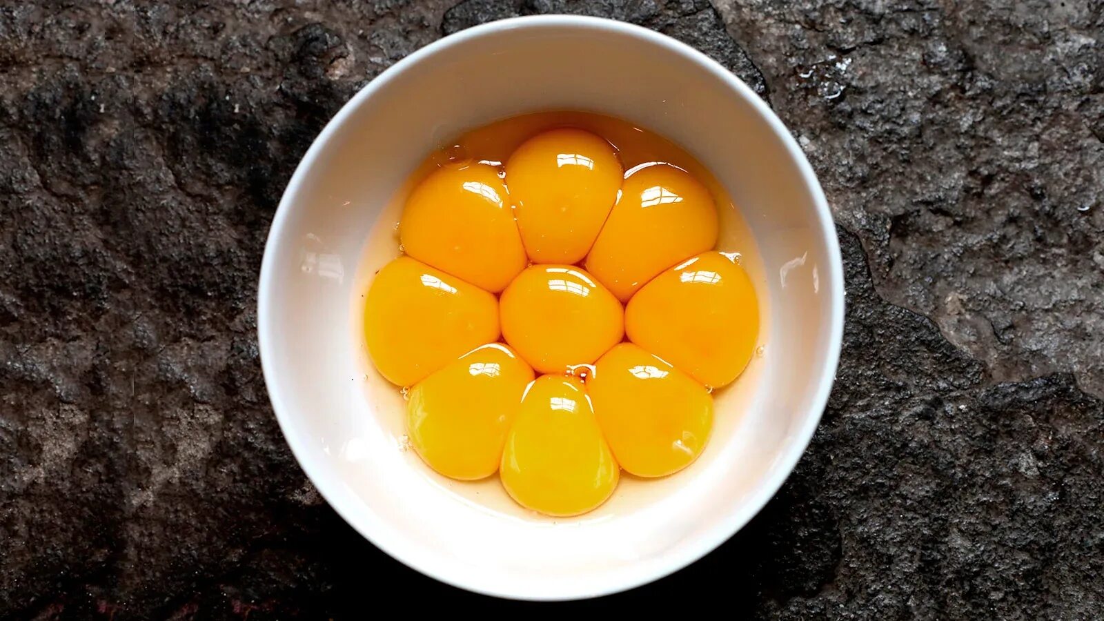 Яичный желток. Желток куриного яйца. Яркий желток. Желтое яйцо.