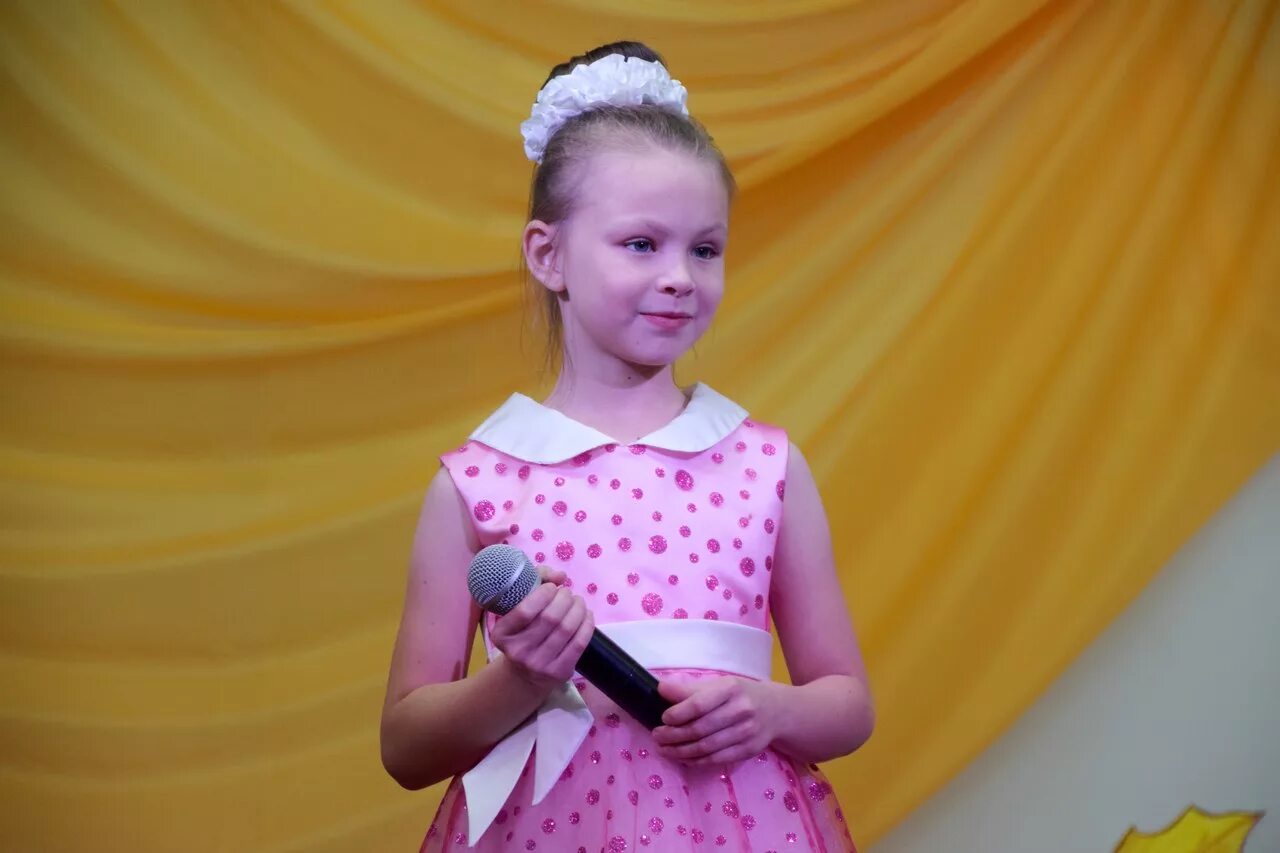 Какая девочка исполняет. Девочка спела оперу жюри в шоке. Поет вика старикова. Девушка с укулеле. Какая девочка исполняет.