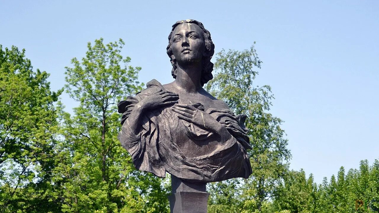 Памятник алие молдагуловой. Памятник родина мать на пискаревском кладбище. Раймонда дьен московский парк победы. Памятник возле метро горьковская спб. Памятники женщинам в санкт петербурге.