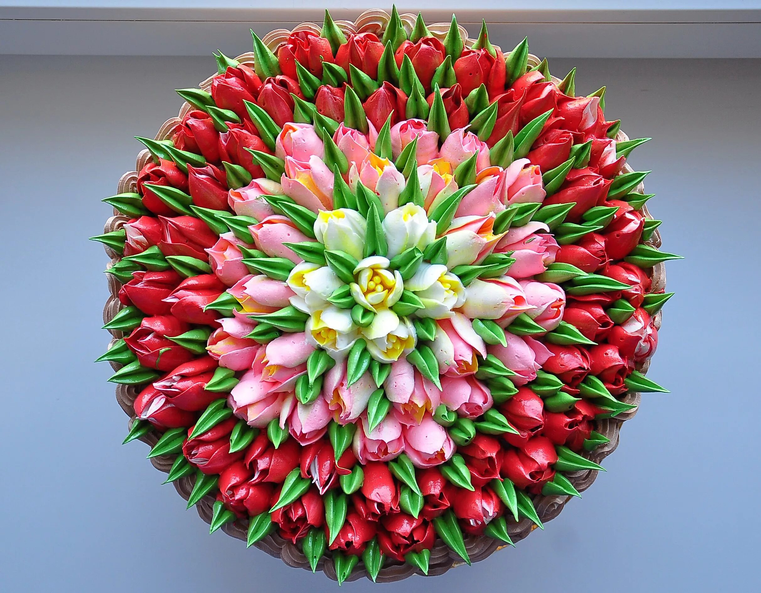 Украшение торта тюльпанами. Торт из тюльпанов. Торт с тюльпанами. Тюльпаны из крема. Торт корзина с тюльпанами.