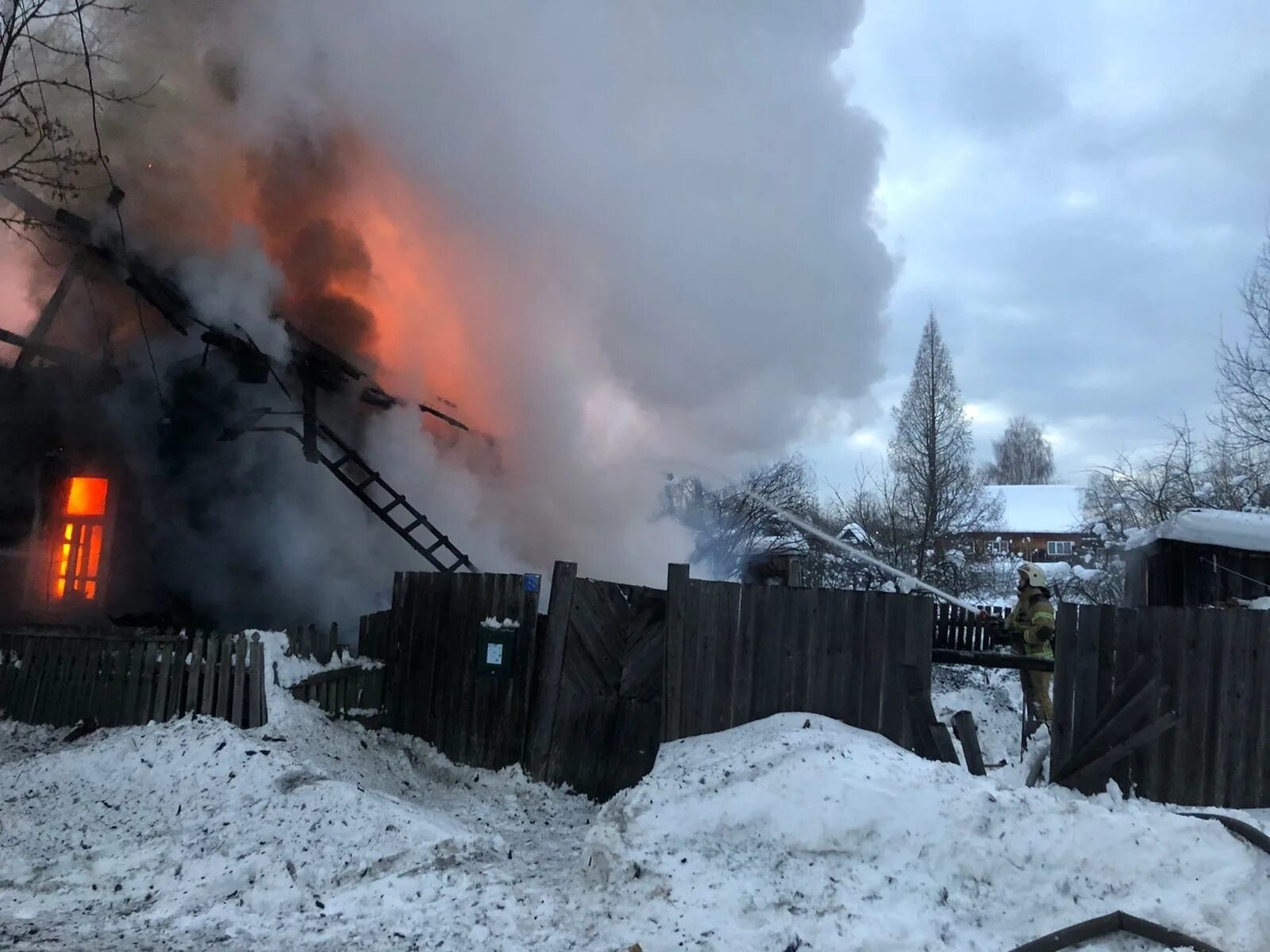 Пожар в доме зимой. Пожар в частном доме. Сгоревший дом зимой. Пожар частный дом зима.