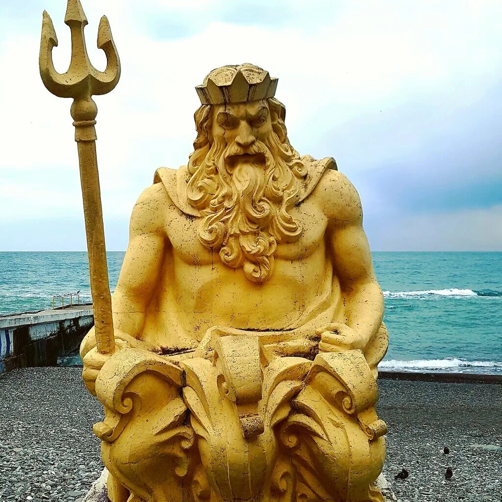 Статуя посейдона в сочи. Статуя нептун посейдон. Памятник нептуну в сочи. Скульптура нептуна в сочи. Памятник нептуну в сочи.