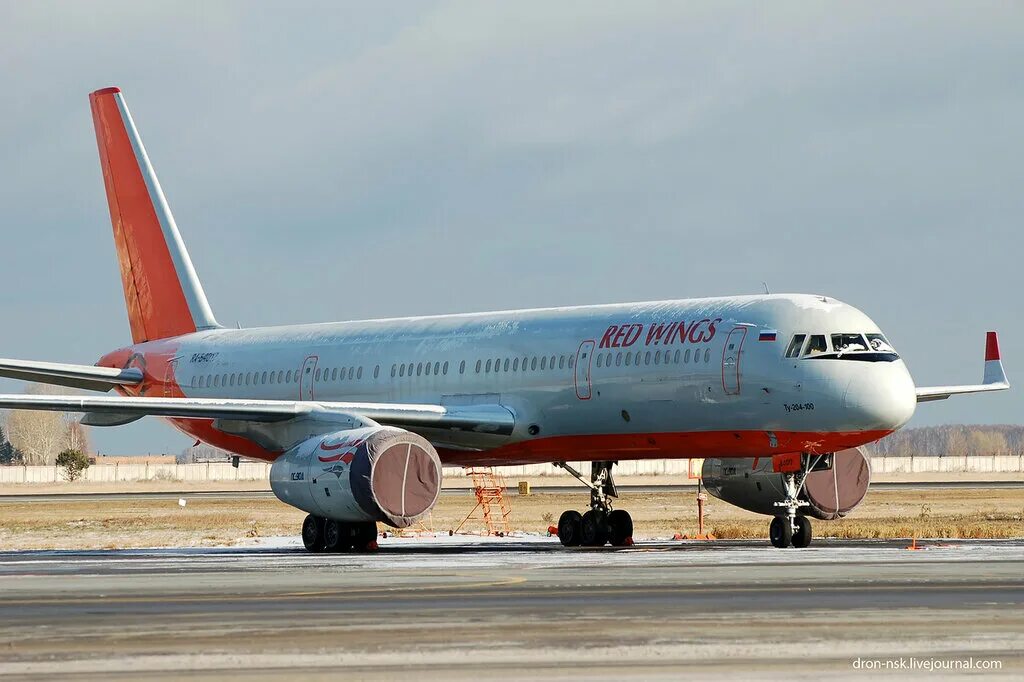 Boeing 777 200 red. Боинг 777-200 Red Wings. Боинг 777 ред Вингс. B777-200er ред Вингс. Боинг 777 200 er ред Вингс.