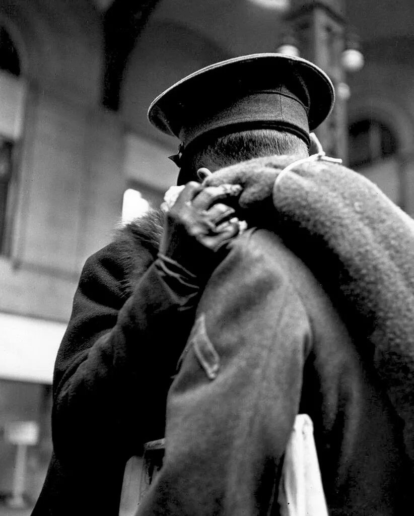 Прощание. Прощание влюбленных на Пенсильванском вокзале в 1943. Прощание на вокзале. Прощание на вокзале на войну. Прощание фото.