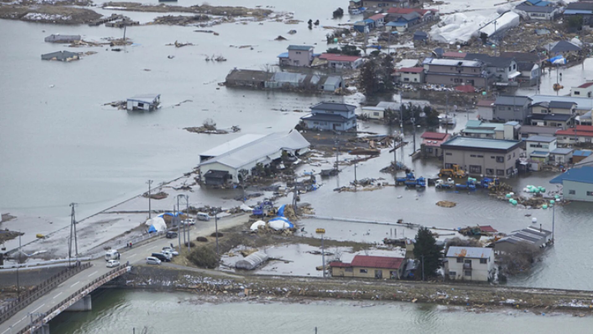 Цунами в японии 2011. Сендай 2011 цунами. Наводнения 2011 года. Наводнение в тайланде 2011. Цунами на побережье японии в 2011 году.