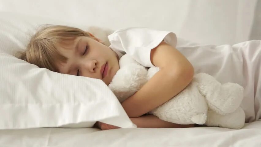Bedtime девочка. Sleep on sleep little child