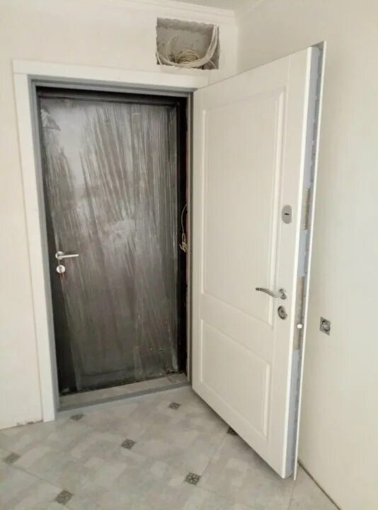 Вторые входные двери в квартиру. Вторая входная дверь в квартиру внутренняя. Вторая входная дверь внутреннего открывания. Входная дверь открывается внутрь квартиры. Вторая дверь в квартиру для шумоизоляции.