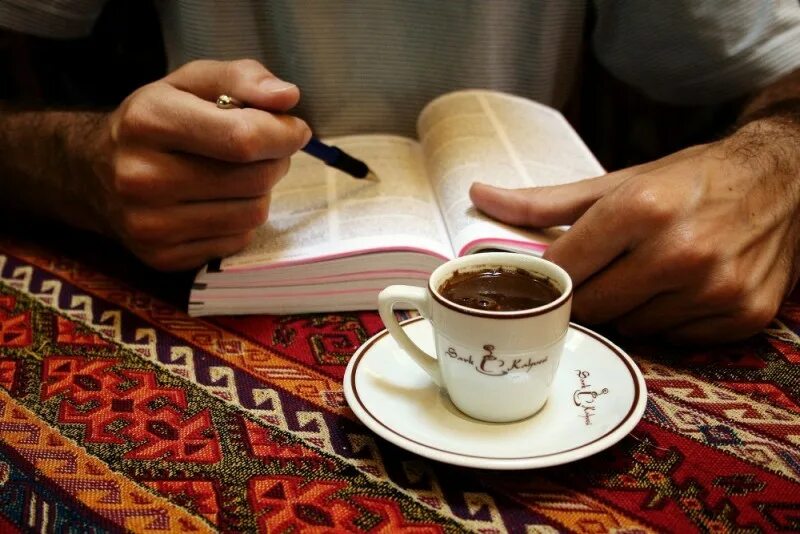 Турецкий кофе. Армяне пьют кофе. Пьет армянский кофе. Восточный кофе. Пили по турецки говорили