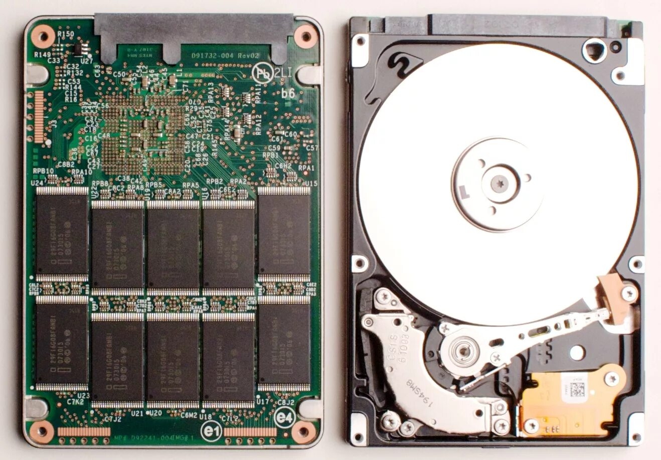 Жесткие диски отличия. Ссд диск vs жесткий диск. Жесткий диск и ссд внутри. SSD vs HDD. Жёсткий диск SSD И HDD разница.