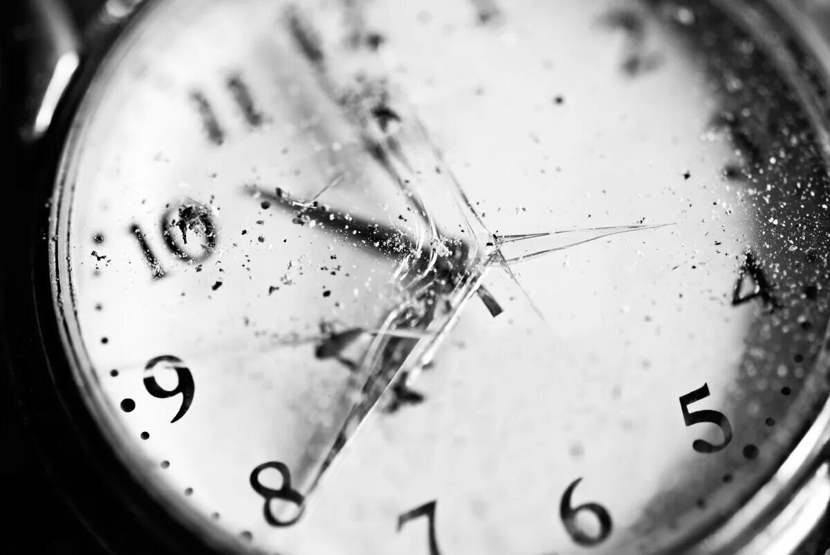Сломанные часы. Сломанный будильник рисунок. Разбить время. Часы наручные старые разбитые. Сломанные часы.