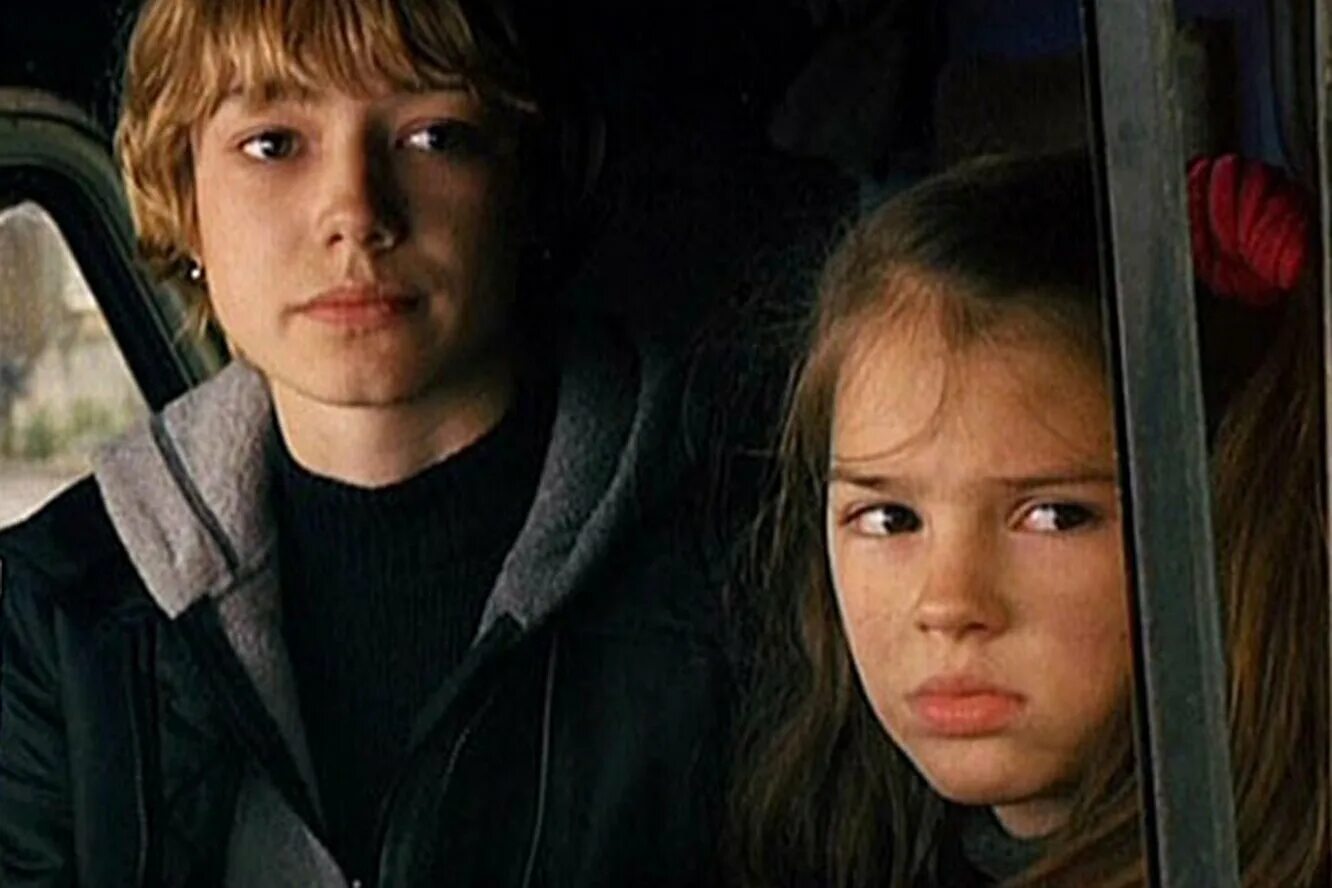 Генриетта конфуриус 18?+. Жестокие игры фильм 1999 бассейн. Сериалы для детей. Эмили браунинг 33 несчастья. Фильмы про детскую любовь.