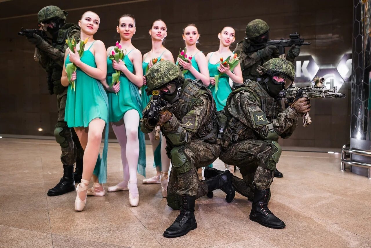 Женские военные песни современные. Танцы в армии. Фотосессия военных с балеринами. Женщина Военная в танце. Фотосессия в стиле военных лет.