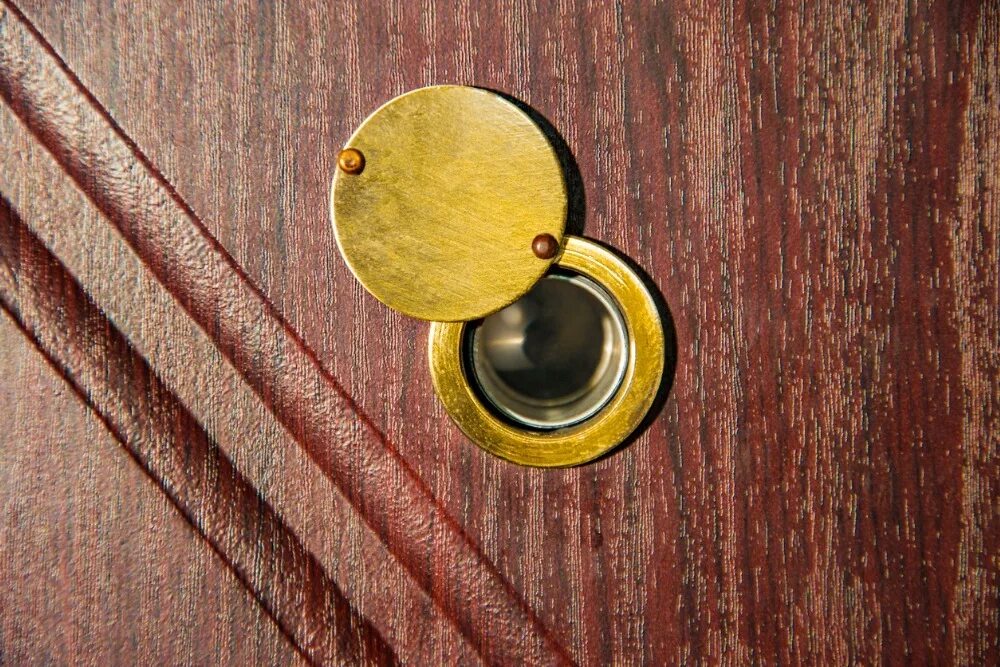 Always look through your peephole and put. Дверь с глазком. дверной глазок текстура. первые в мире дверные глазки. peephole.