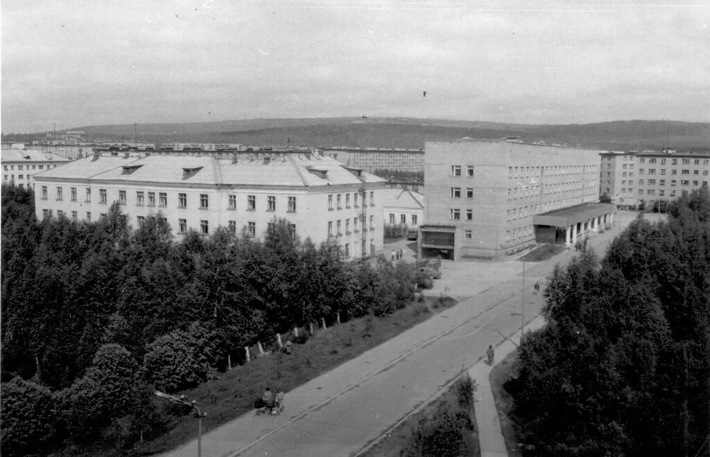 Поликлиника ковдор. Старый город Ковдор. Памятник Ленину в Ковдоре. Ковдор городская поликлиника. Ковдор Мурманская область.