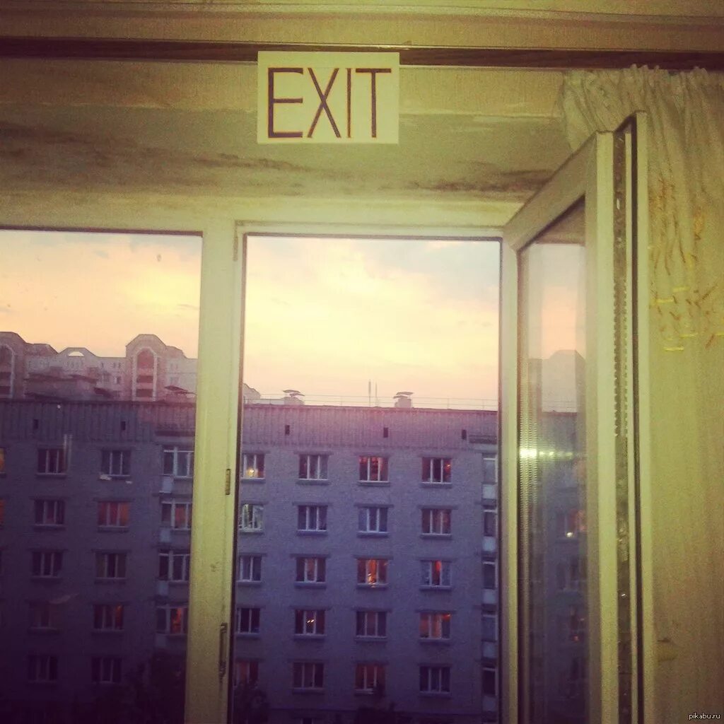 Выйти в окно. Выход в окно. пикча окно. выход в окно мем. окно это не выход.