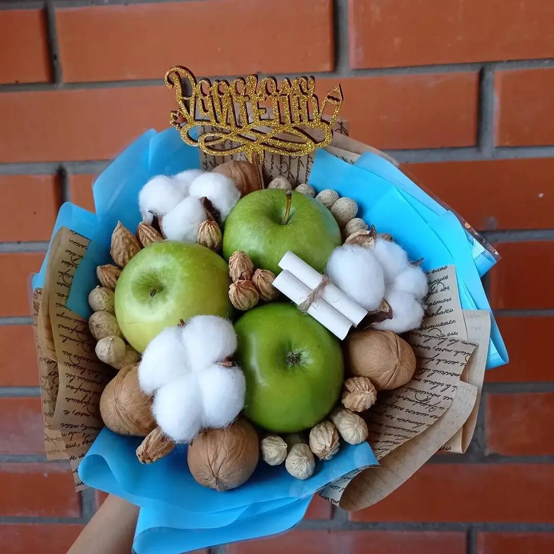 Необычный букет учителю. Букет из шоколада чая и кофе. Цветы которые дарят на 1 сентября. Подарок вместо цветов. Необычные букеты для женщин.