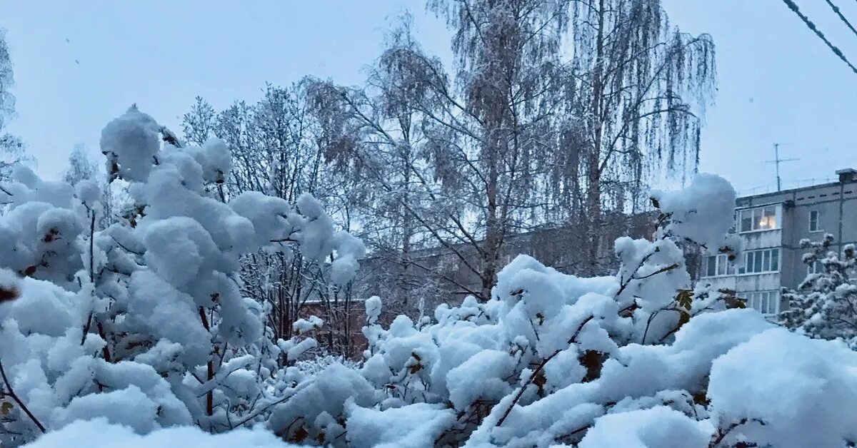 Сколько сегодня в сыктывкаре. Снежный Сыктывкар. Сыктывкар снег. Сугробы Сыктывкар. Снежный май.