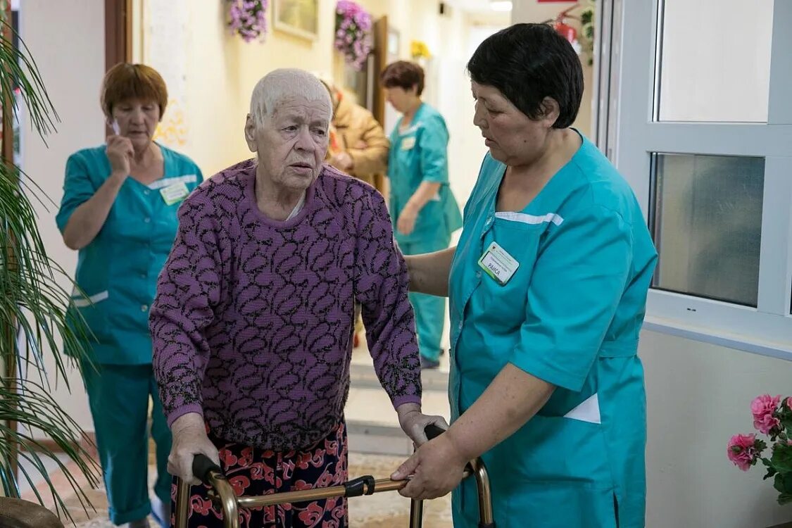 Пансионаты для психически больных nursing home. Дом престарелых забота Владикавказ. Дом престарелых. Пансионат для пожилых. Сотрудники домов престарелых.