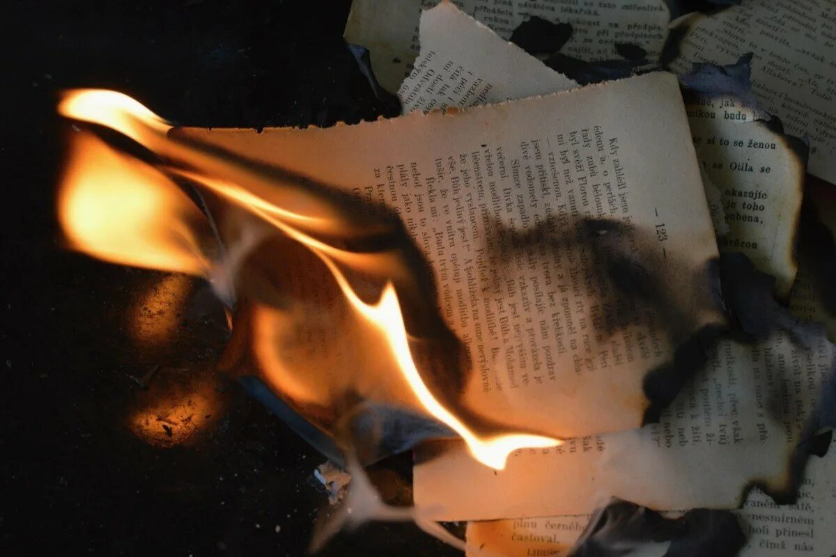 Гореть стали меньше. Горящие страницы книги. Горящая бумага. Книга горит.