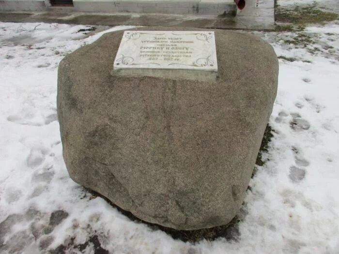 На Гагаринском бульваре Краснодара установили памятный камень в честь 30-летия и