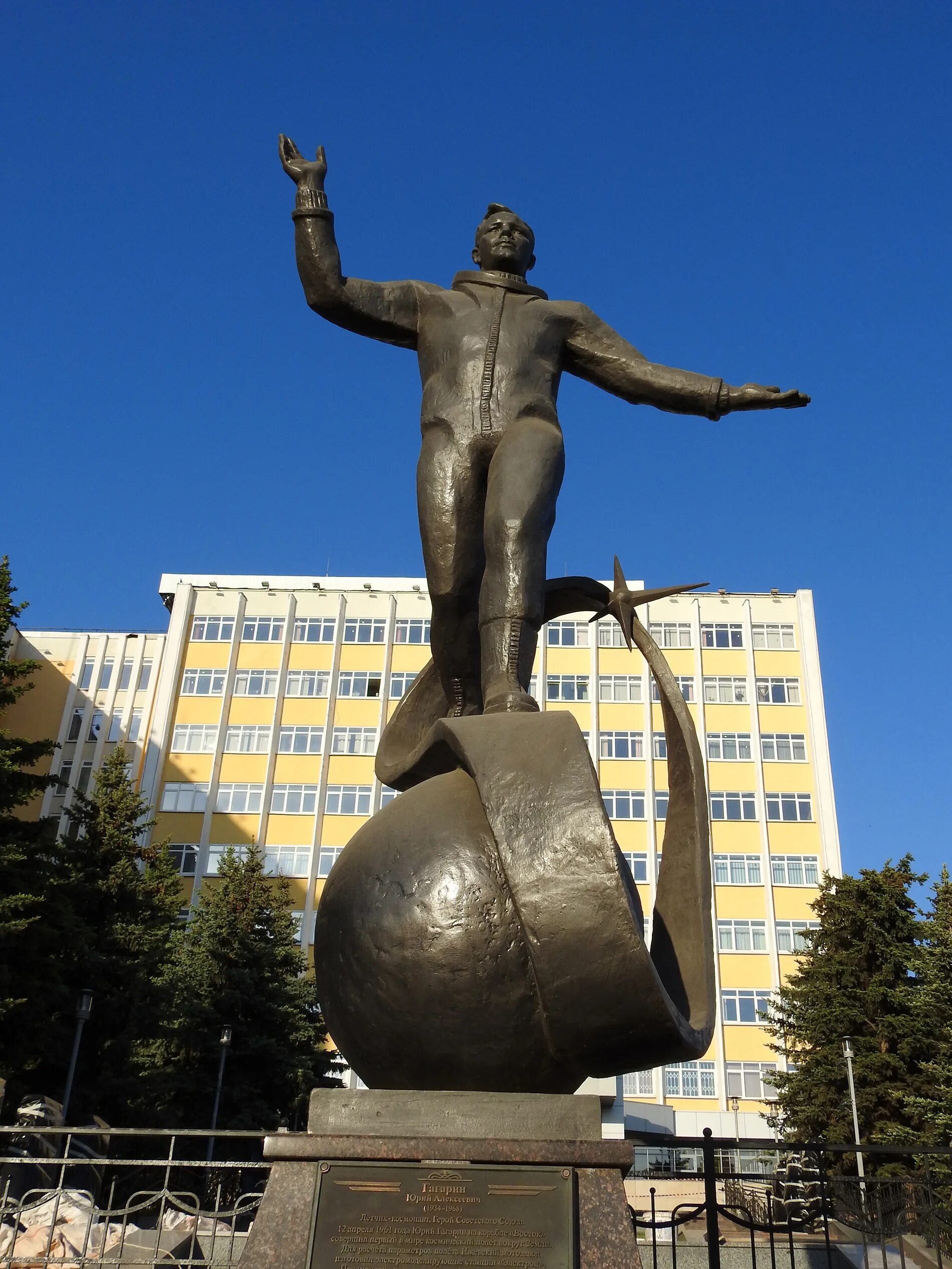 В каком городе памятник гагарину. Памятник Гагарину в Ижевске Аксион. Памятник Юрию Гагарину (Гагарин). Памятник Юрию Гагарину (Калуга). Статуя Юрия Гагарина в Березниках у Металлургов.