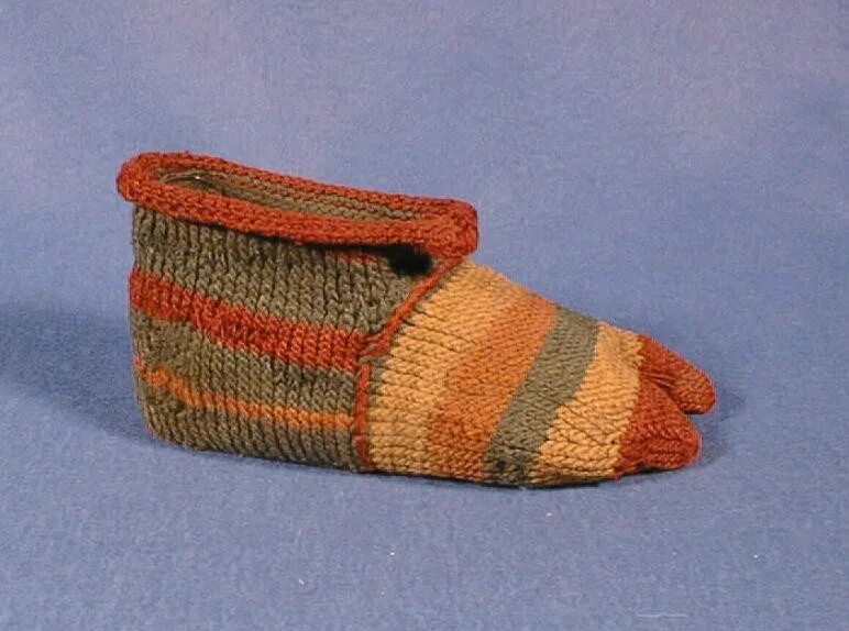 первые носки. первые вязаные носки в древности. первые вязаные носки в древности. первые вязаные носки в древности. носки в древности.