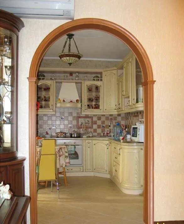 Арка на кухню вместо двери. Арка на кухню. Арочный проем на кухню. Арка межкомнатная на кухню. Красивая арка на кухню.