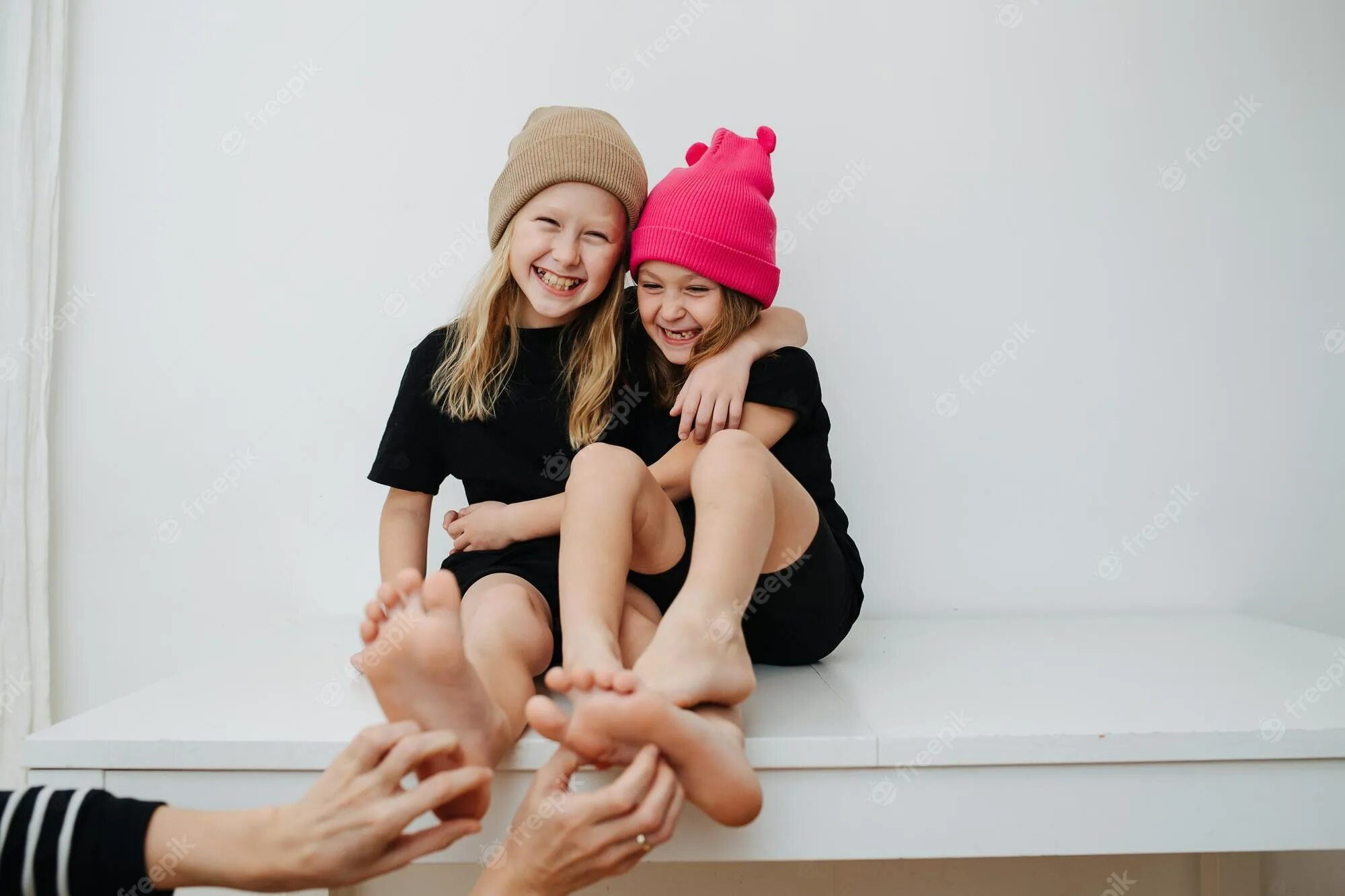 Щекотка ног девочки. Ножки щекотка. kids feet tickle девочки. щекотка ног милых девочек.