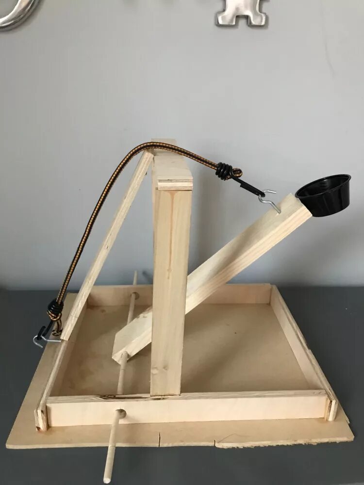 Как сделать катапульту своими руками. Как сделать катапульту своими руками. Катапульта из резинки. Как сделать катапульту своими руками. Самодельная мини катапульта.