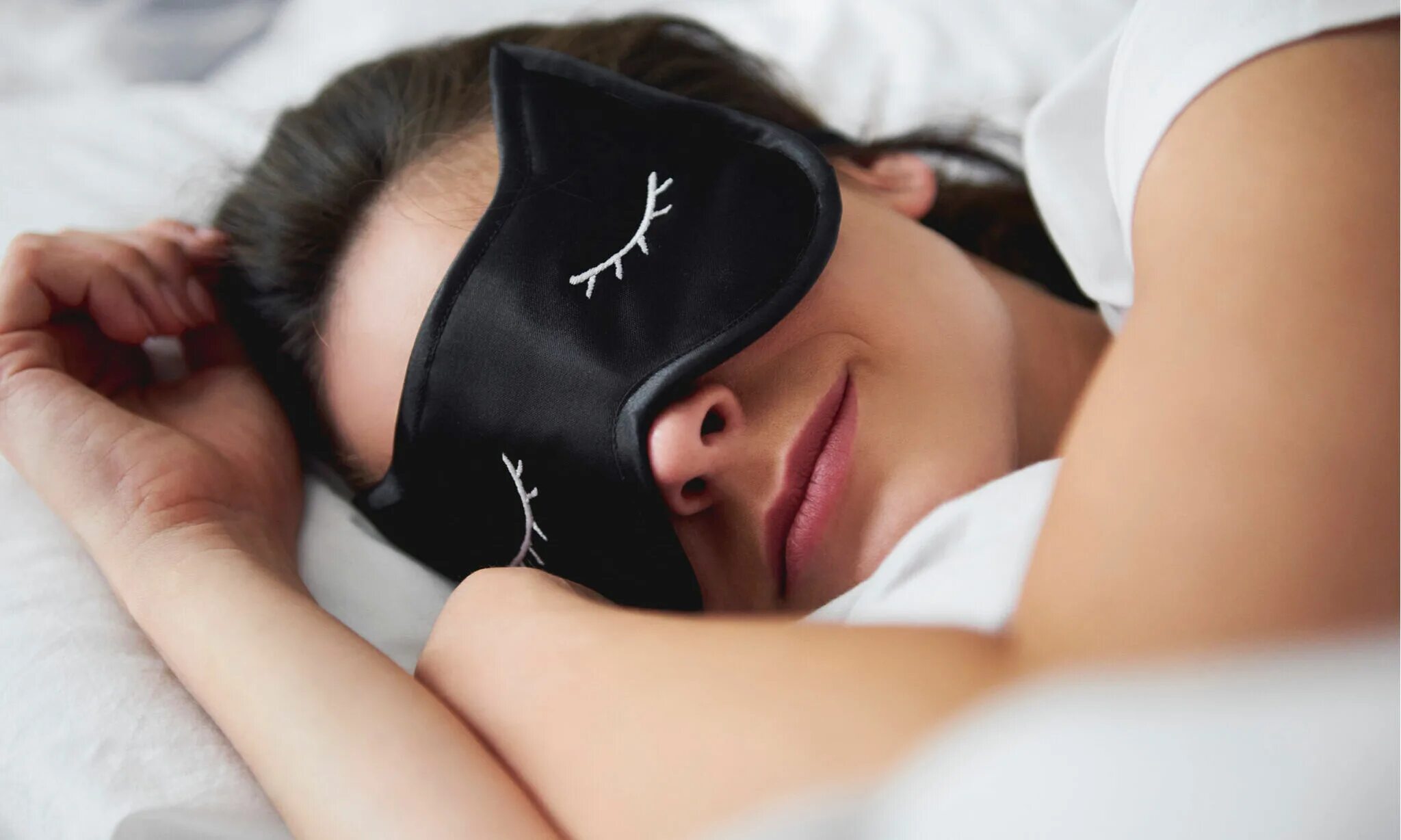 Здоровый полноценный сон. Сон пять минут. Будильник утро. Будильник у кровати. Как быстро заснуть.