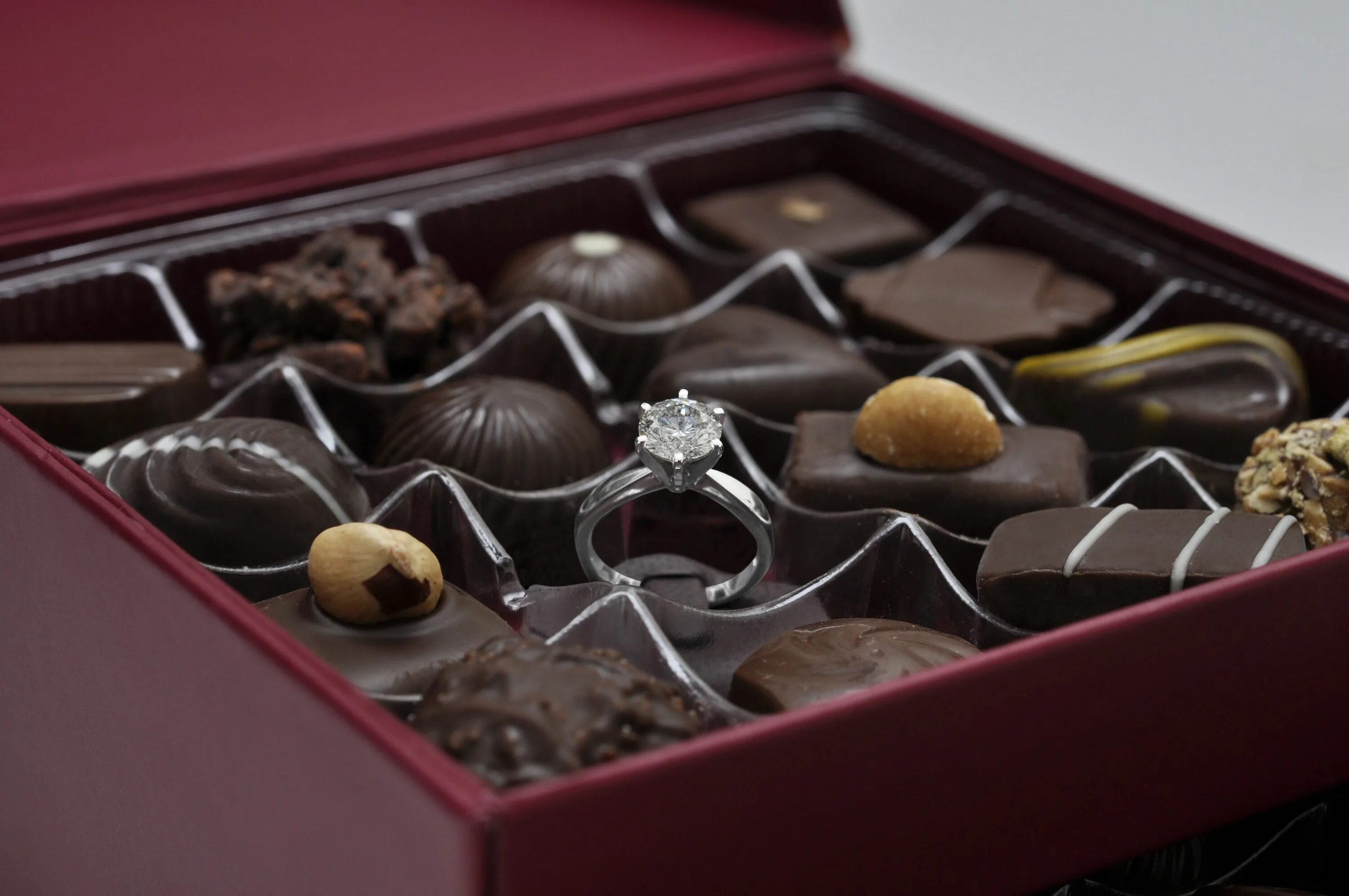 кольцо подарок девушке. кольцо подарок девушке. обручальное кольцо в коробочке. маленький сувенир женщине. небольшой подарок девушке.